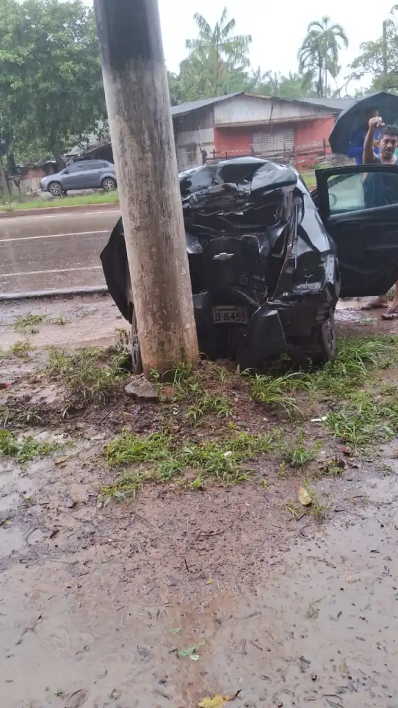 Motorista perde controle de carro e jovem morre em acidente no Bairro Provedor, em Santana