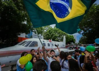 ‘Aguçar a imaginação e o sentimento de pertencimento e amor pelo Amapá’, diz governador Clécio no translado do avião Bandeirante pelas ruas de Macapá
