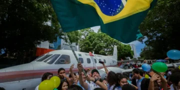 ‘Aguçar a imaginação e o sentimento de pertencimento e amor pelo Amapá’, diz governador Clécio no translado do avião Bandeirante pelas ruas de Macapá