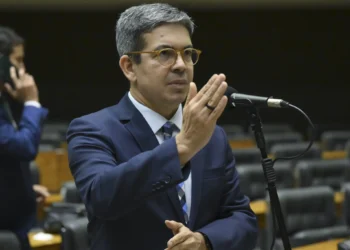 Randolfe assina pedido de CPMI para investigar suspeitas envolvendo o Banco Master