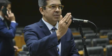 Randolfe assina pedido de CPMI para investigar suspeitas envolvendo o Banco Master