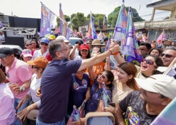 Multidão acompanha Clécio Luís em Santana na largada da campanha pela reeleição