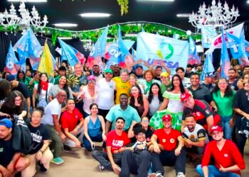 Randolfe é abraçado pela juventude e relembra conquistas como o Pé-de-meia e ID Jovem.