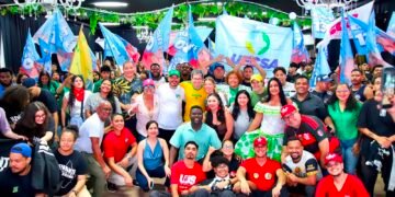 Randolfe é abraçado pela juventude e relembra conquistas como o Pé-de-meia e ID Jovem.