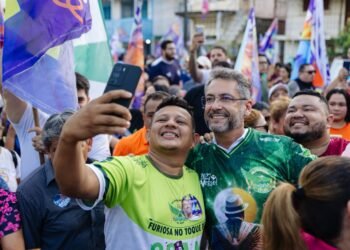 Clécio percorre Área Comercial de Santana com aliados em caminhada e recebe homenagem da Escola de Samba Império do Povo