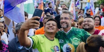 Clécio percorre Área Comercial de Santana com aliados em caminhada e recebe homenagem da Escola de Samba Império do Povo