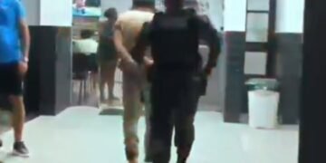 Jovem com tornozeleira eletrônica é preso suspeito de tráfico de drogas em Macapá