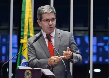Randolfe defende fim da escala 6×1 no Plenário do Senado: “Quem defende família deveria defender essa PEC”