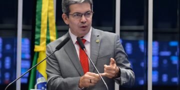 Randolfe defende fim da escala 6×1 no Plenário do Senado: “Quem defende família deveria defender essa PEC”